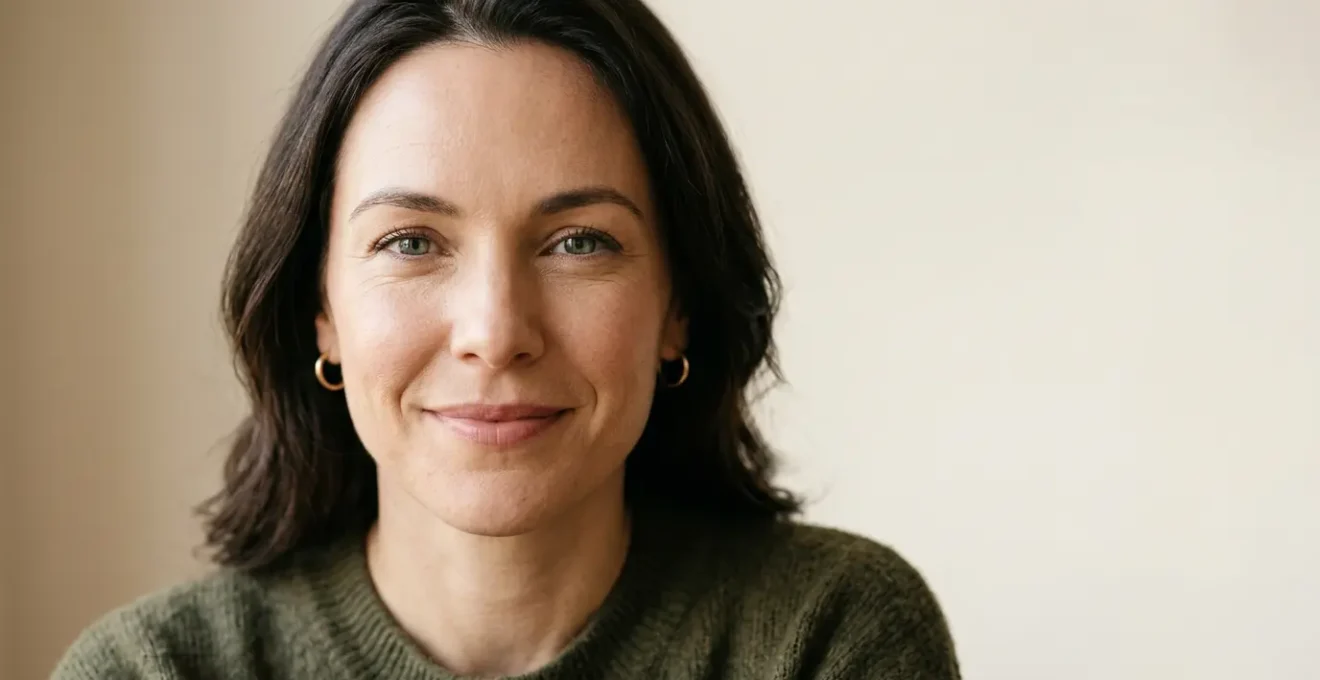 Primo piano di viso femminile con espressione naturale e serena che mostra pelle levigata e lineamenti distesi