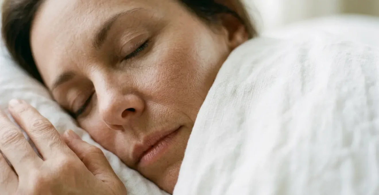 Pelle del viso che mostra i segni della pressione notturna del cuscino