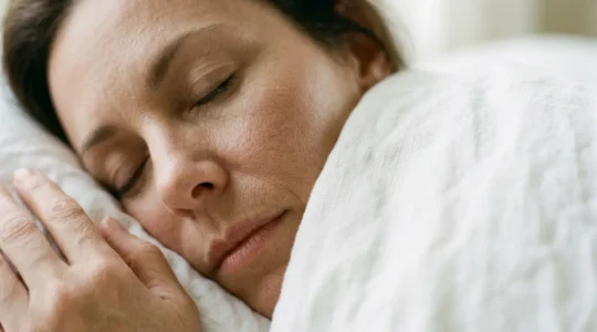 Pelle del viso che mostra i segni della pressione notturna del cuscino