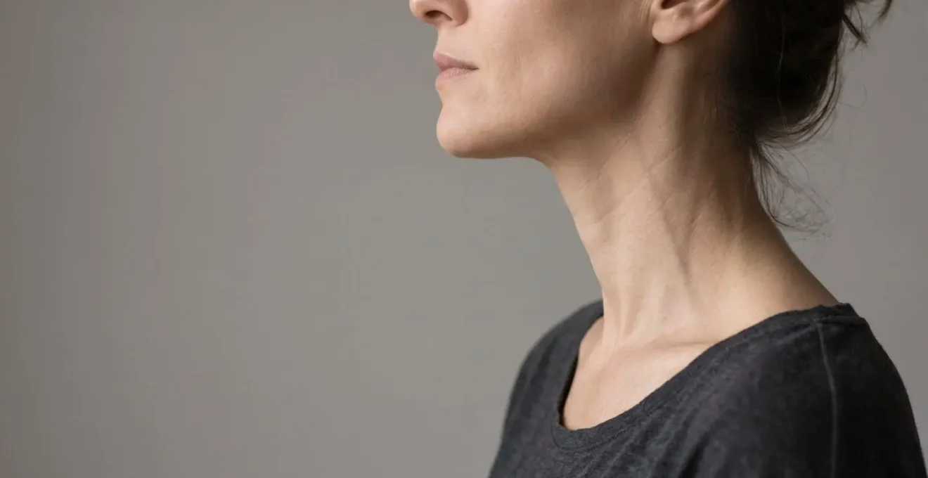 Vista laterale del profilo di una donna che mostra la linea mandibolare definita e il collo disteso